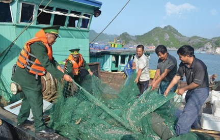 Hướng dẫn ngư dân đảm bảo an toàn lao động trên biển. (29/6/2016)